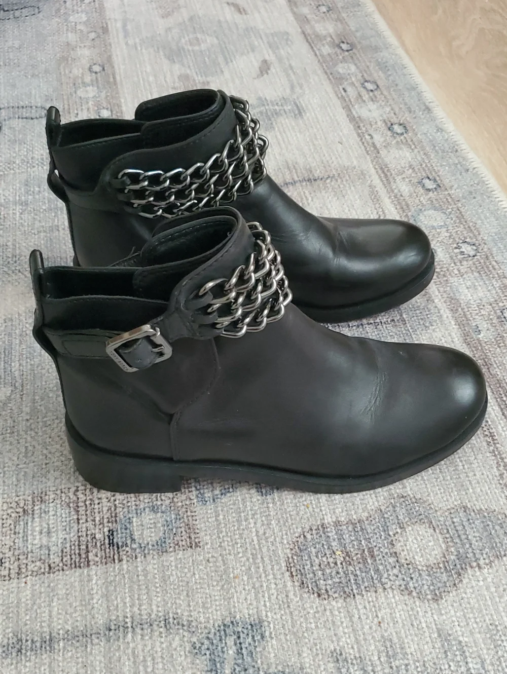 Tory Burch Bloomfield chain Black leather ankle Moto boots Shoes Sz7